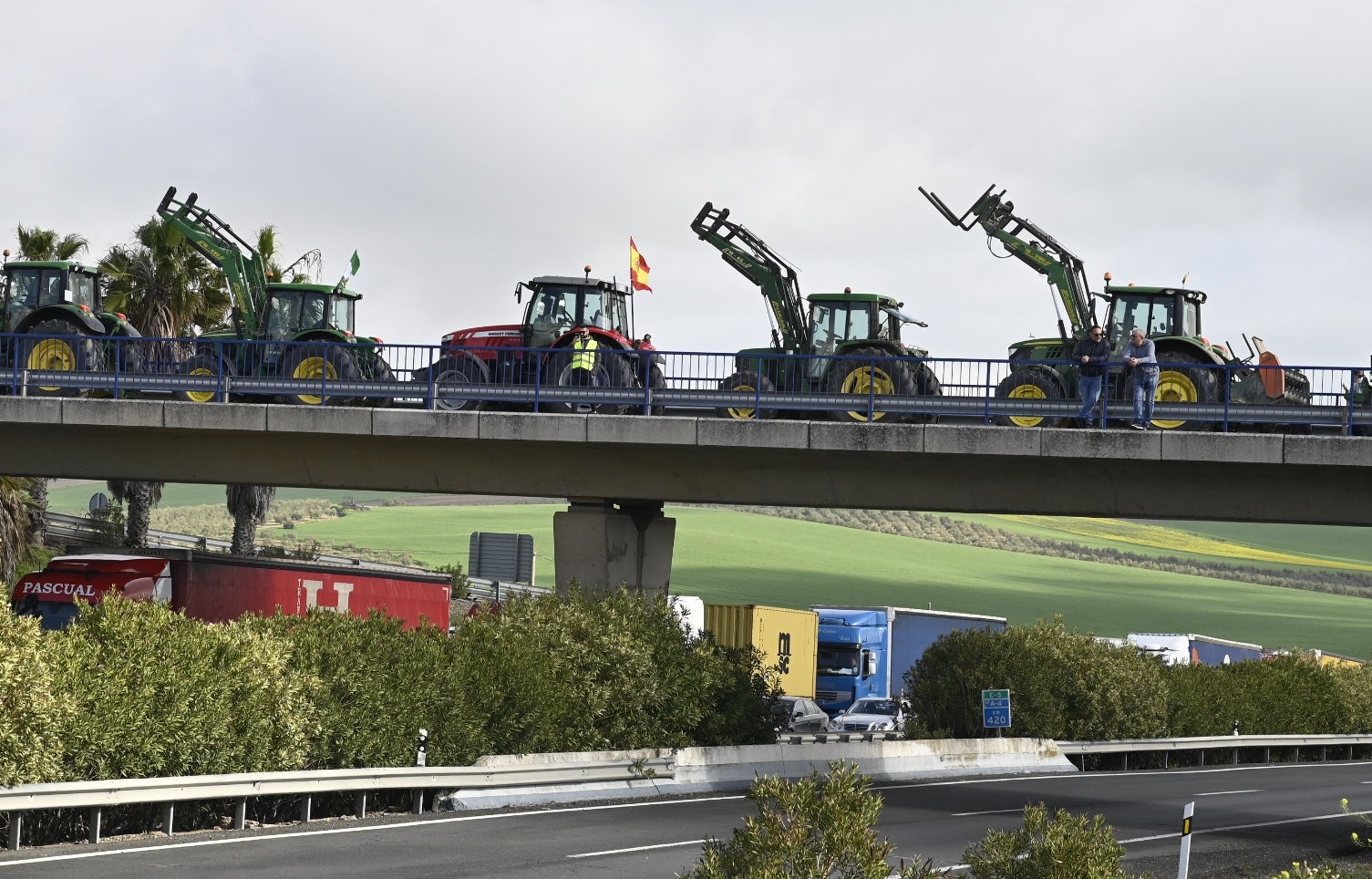Fotos: el corte de la autovía A-4 por los agricultores en La Carlota