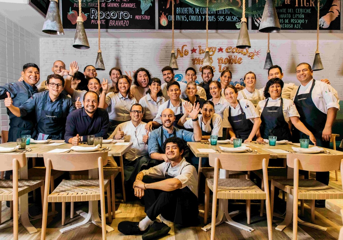 Gaston Acurio con todo el equipo de Yakumanka en la celebración del sexto aniversario del restaurante en Barcelona