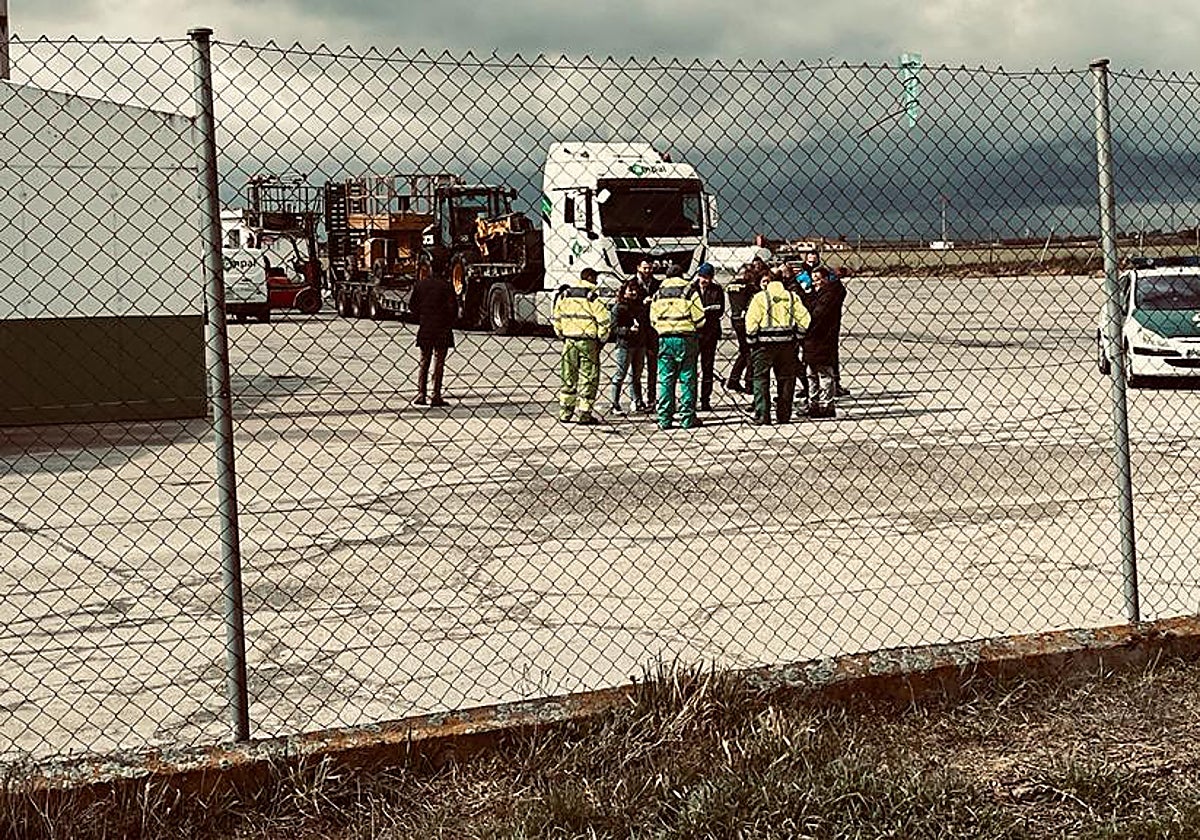 Equipos de emergencia en el lugar en el que murió en marzo un trabajador en Peñaranda de Bracamonte