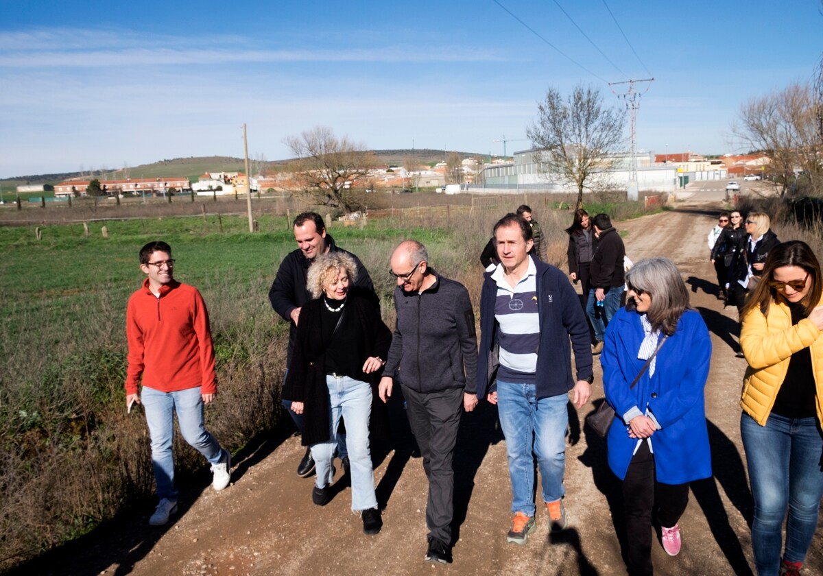 Javier Iglesias, Celia Aramburu, y los alcaldes de Aldeatejada y Miranda de Azán visitan las acciones del programa de Voluntariado Juvenil 'Crisol de Caminos'