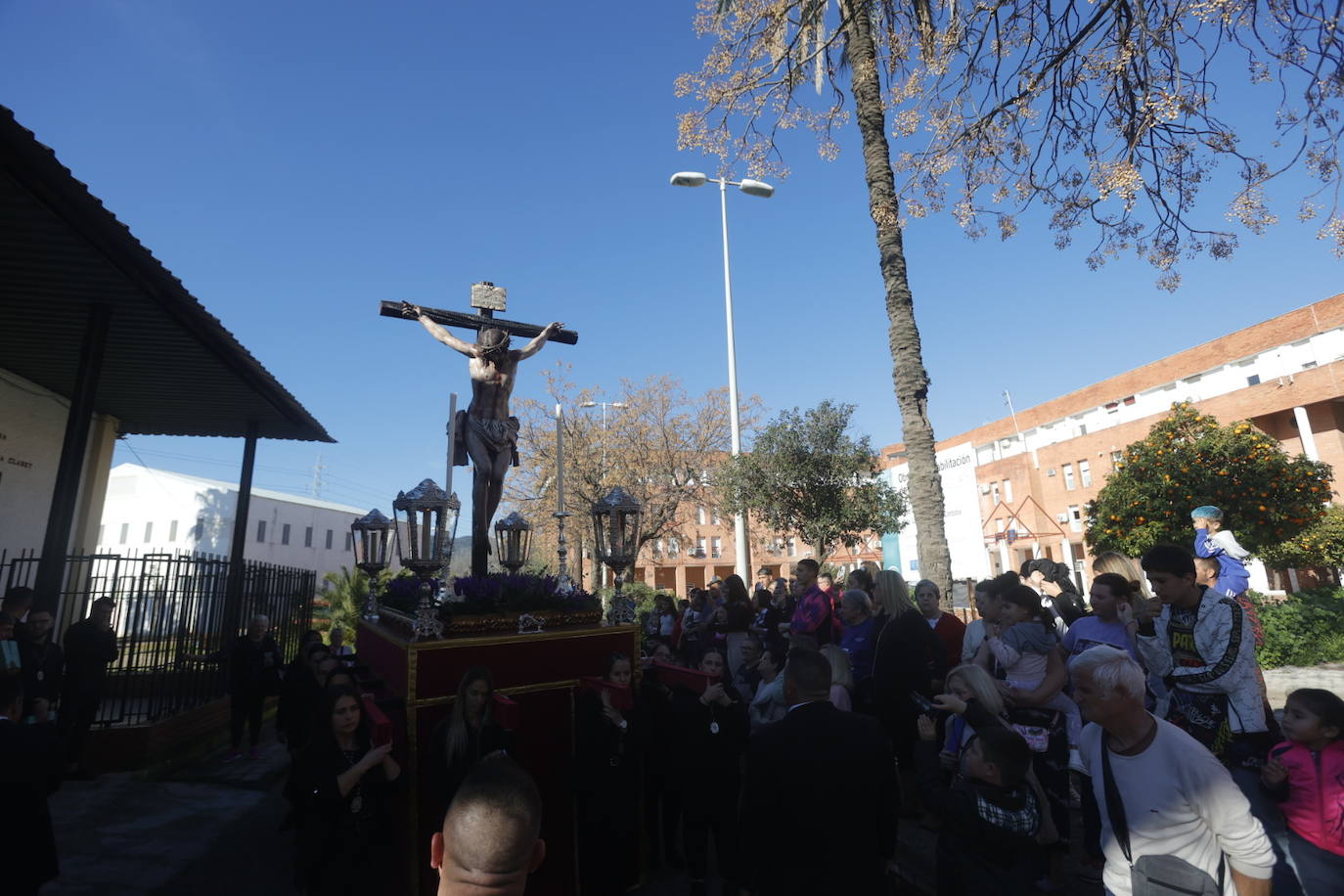 Fotos: El Cristo de la Piedad sale hacia la Catedral para el Vía Crucis de las cofradías de Córdoba