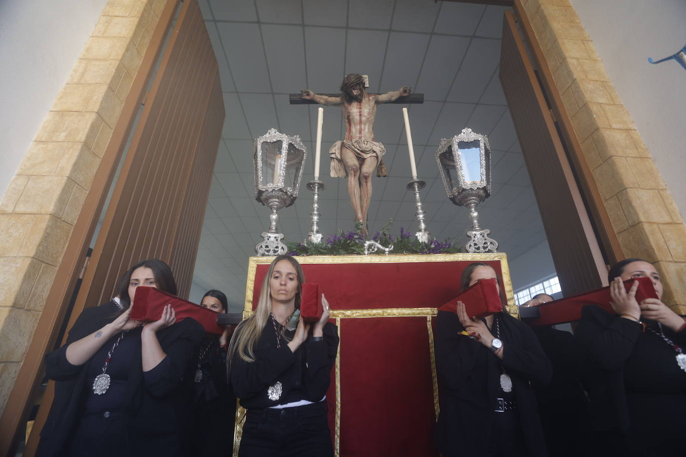 Fotos: El Cristo de la Piedad sale hacia la Catedral para el Vía Crucis de las cofradías de Córdoba