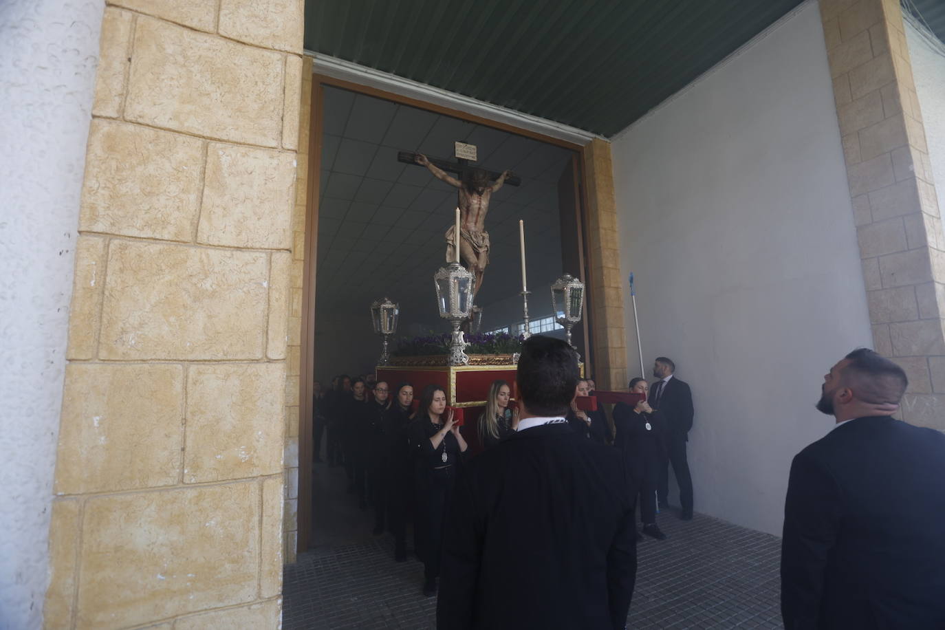 Fotos: El Cristo de la Piedad sale hacia la Catedral para el Vía Crucis de las cofradías de Córdoba