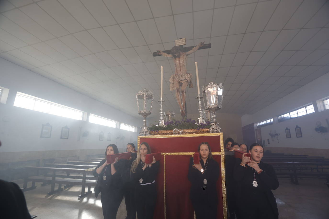 Fotos: El Cristo de la Piedad sale hacia la Catedral para el Vía Crucis de las cofradías de Córdoba