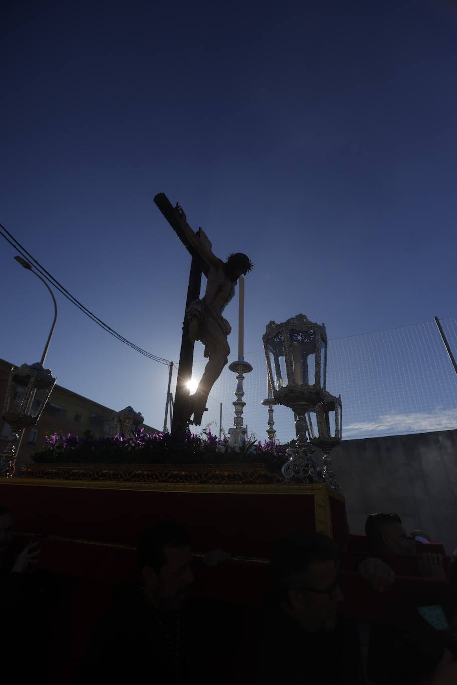 Fotos: El Cristo de la Piedad sale hacia la Catedral para el Vía Crucis de las cofradías de Córdoba