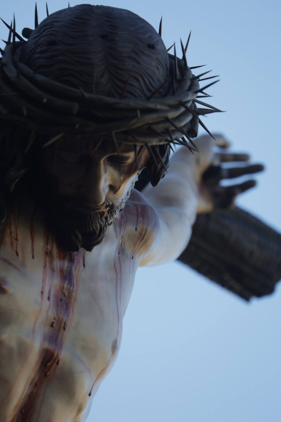 Fotos: El Cristo de la Piedad sale hacia la Catedral para el Vía Crucis de las cofradías de Córdoba