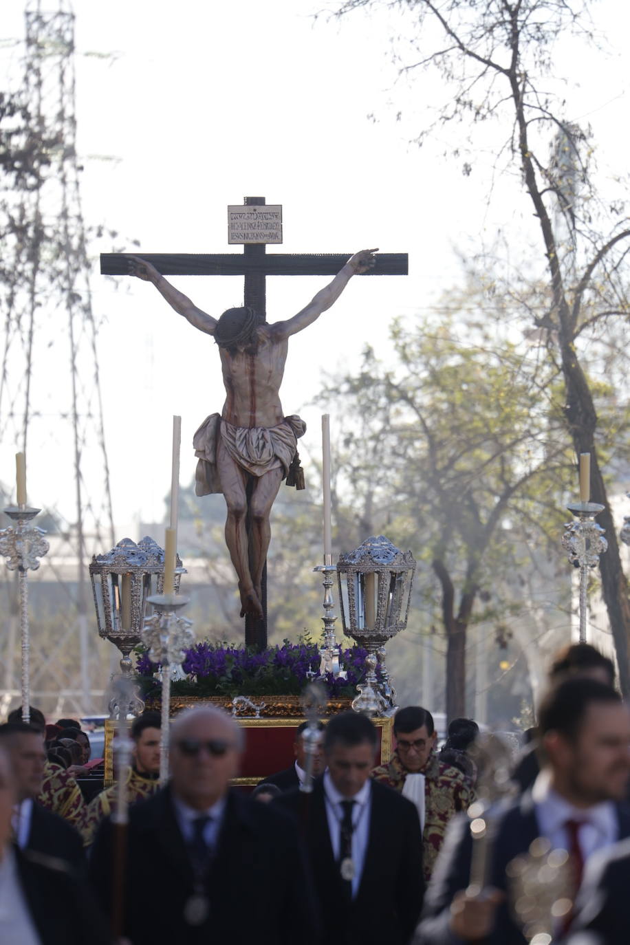 Fotos: El Cristo de la Piedad sale hacia la Catedral para el Vía Crucis de las cofradías de Córdoba