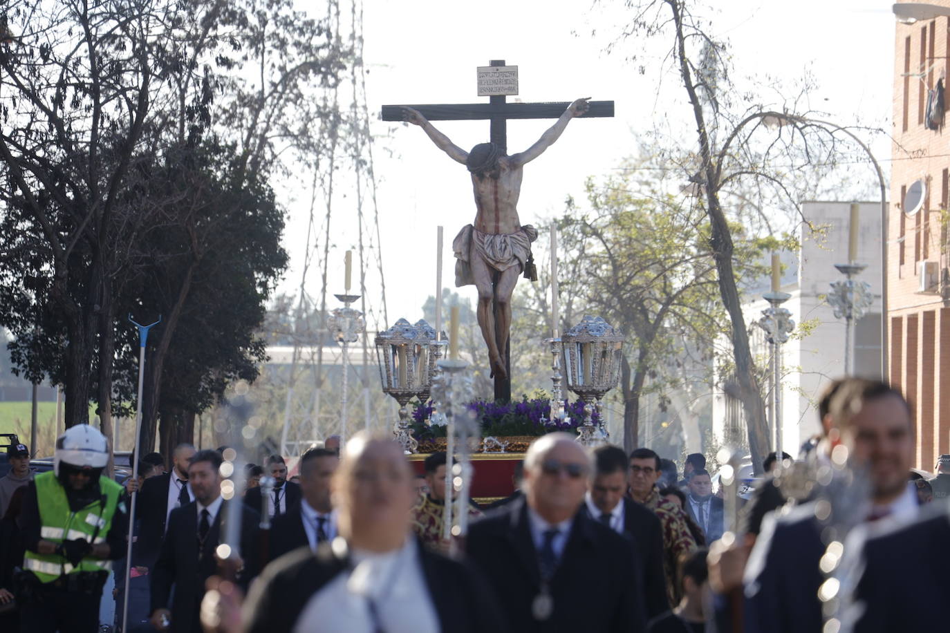 Fotos: El Cristo de la Piedad sale hacia la Catedral para el Vía Crucis de las cofradías de Córdoba