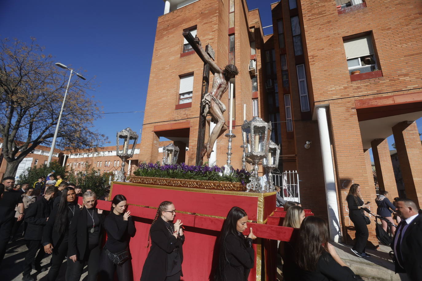 Fotos: El Cristo de la Piedad sale hacia la Catedral para el Vía Crucis de las cofradías de Córdoba