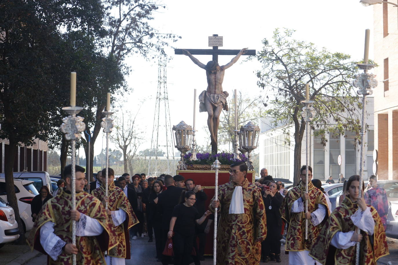 Fotos: El Cristo de la Piedad sale hacia la Catedral para el Vía Crucis de las cofradías de Córdoba