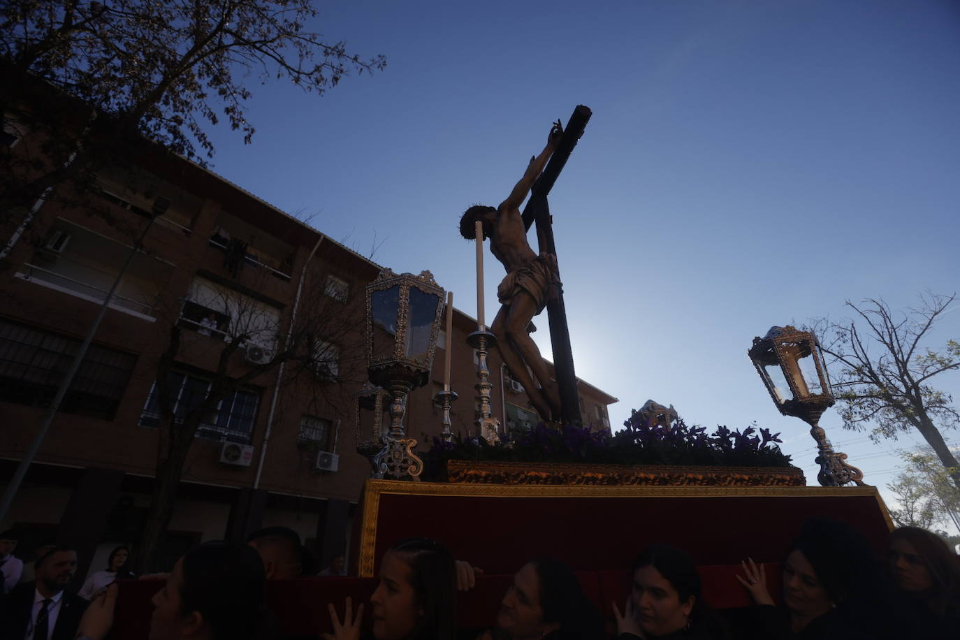 Fotos: El Cristo de la Piedad sale hacia la Catedral para el Vía Crucis de las cofradías de Córdoba