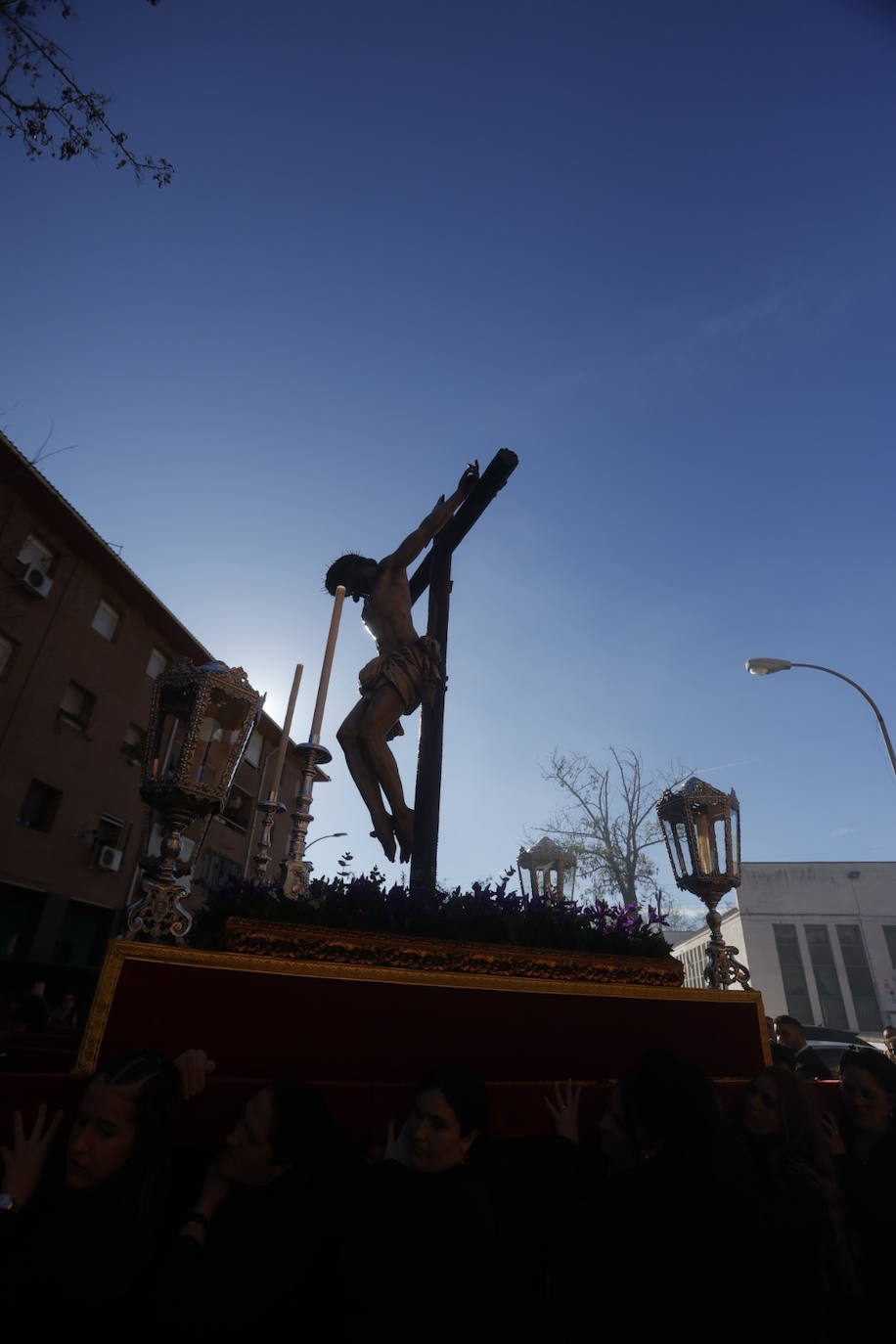 Fotos: El Cristo de la Piedad sale hacia la Catedral para el Vía Crucis de las cofradías de Córdoba