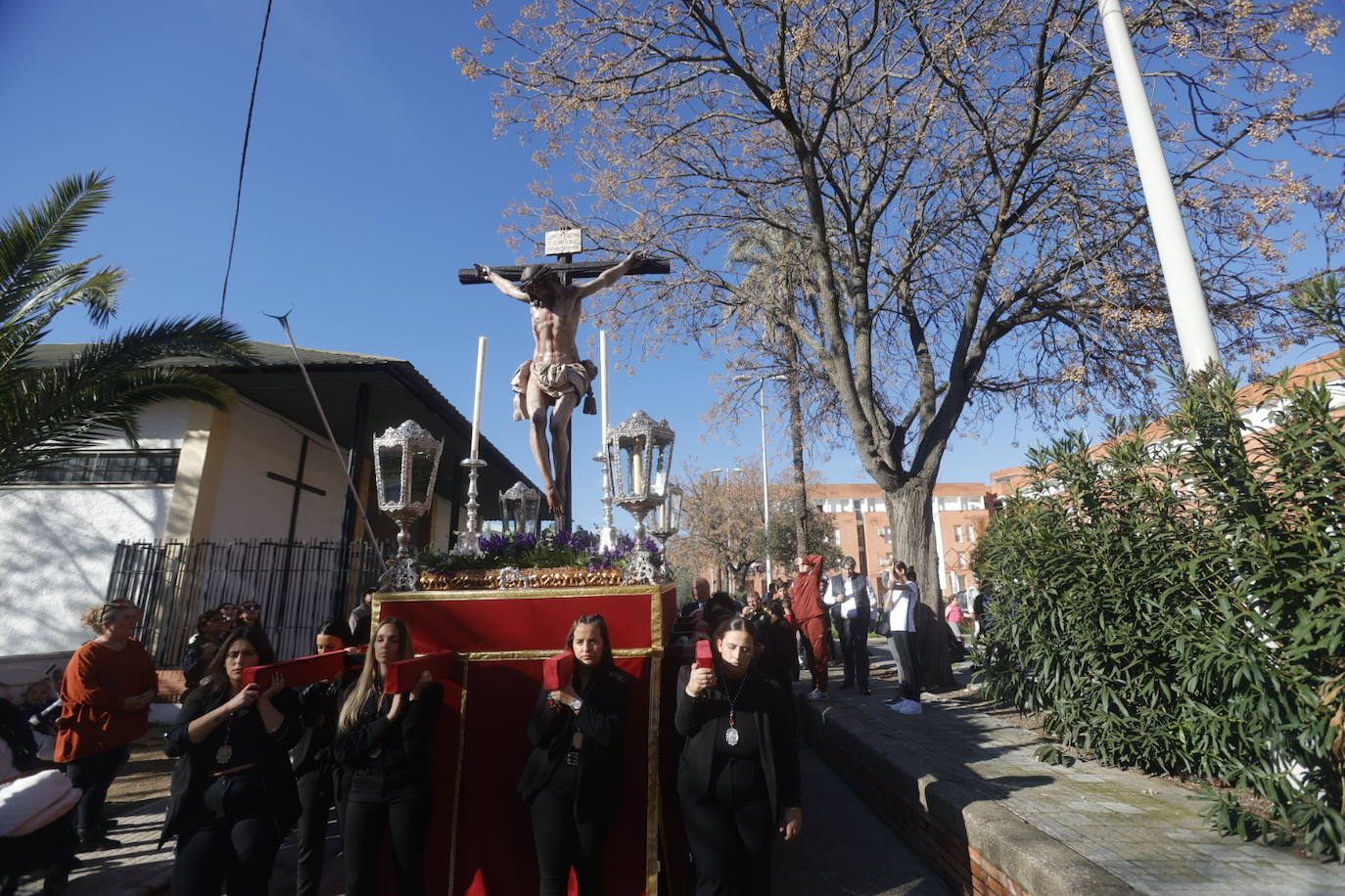 Fotos: El Cristo de la Piedad sale hacia la Catedral para el Vía Crucis de las cofradías de Córdoba