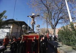 Fotos: El Cristo de la Piedad sale hacia la Catedral para el Vía Crucis de las cofradías de Córdoba
