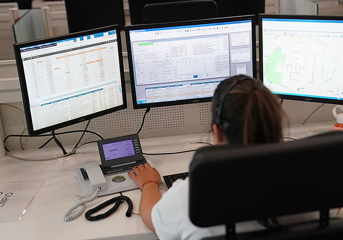 Una operadora de Emergencias Sanitarias 112 en Andalucía