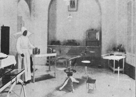 Imagen secundaria 1 - Dos fotografías del antiguo Hospital de Agudos. A la derecha, los albarelos de la botica