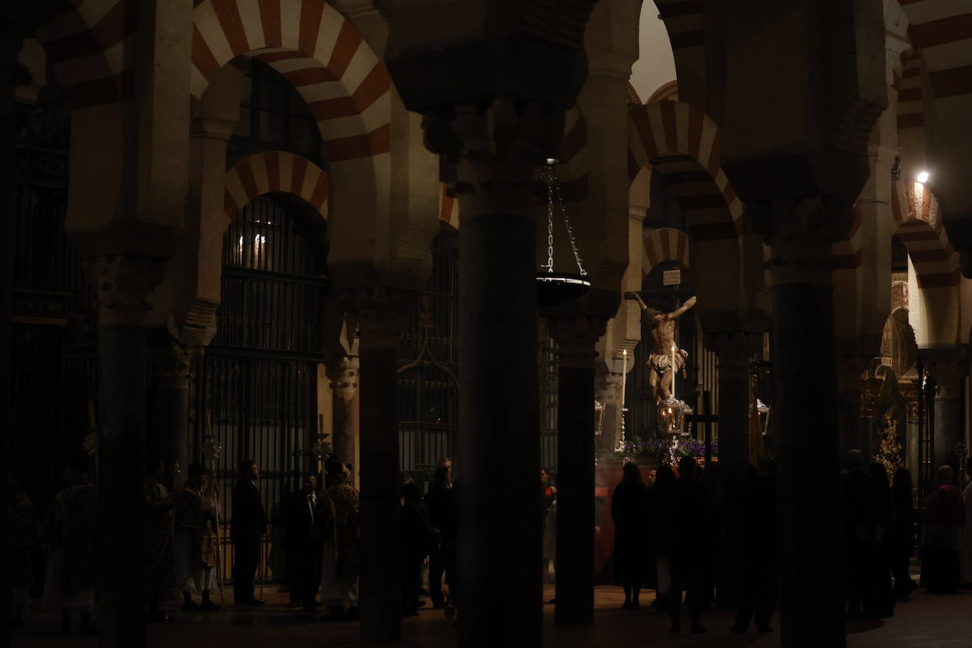 Fotos: El sobrecogedor Vía Crucis de las hermandades en torno al Cristo de la Piedad de Córdoba