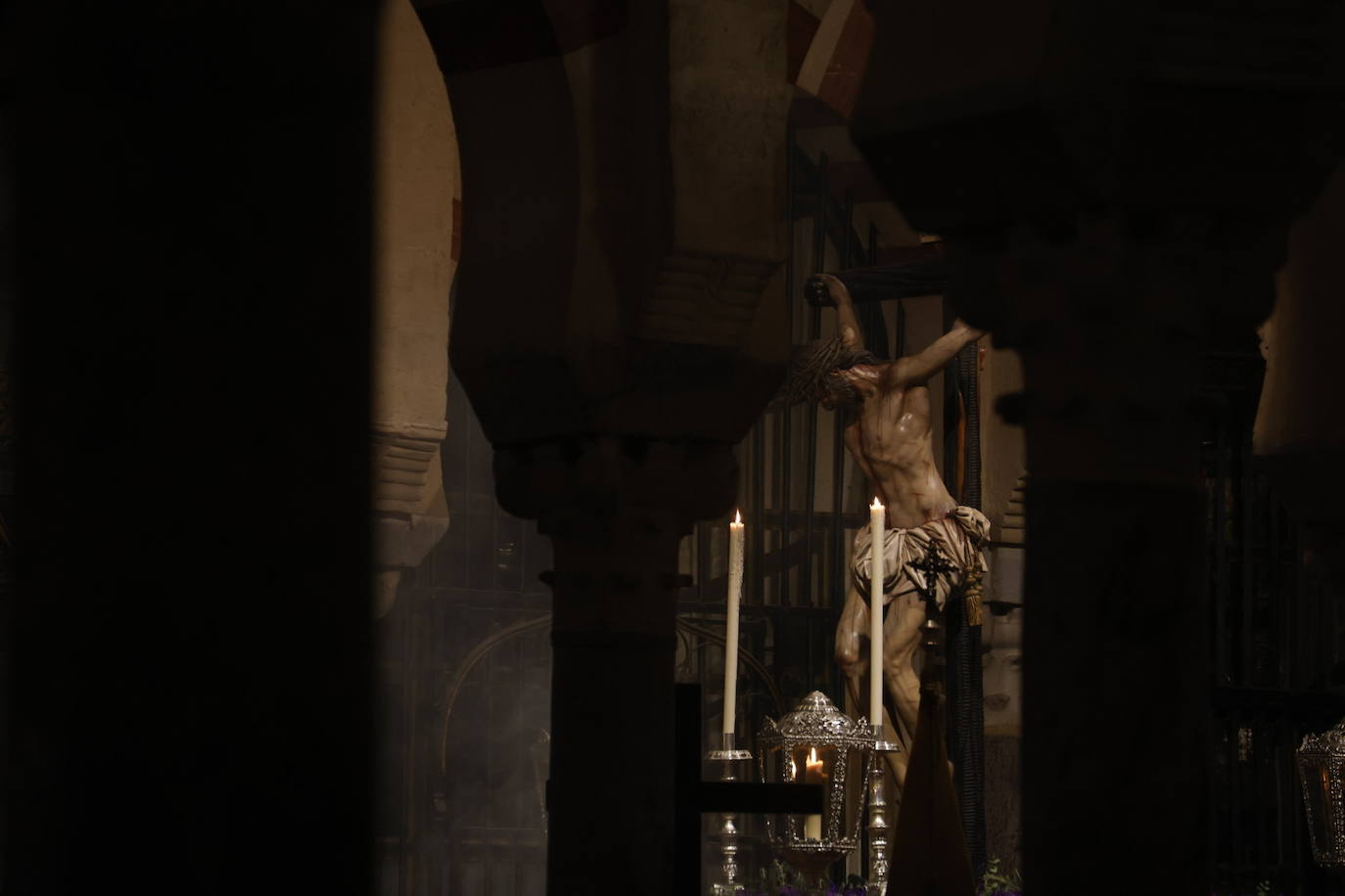 Fotos: El sobrecogedor Vía Crucis de las hermandades en torno al Cristo de la Piedad de Córdoba