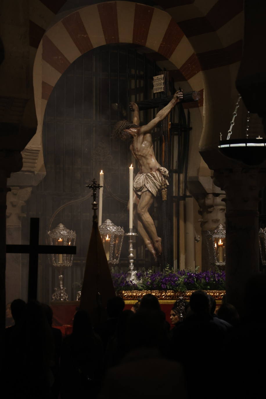 Fotos: El sobrecogedor Vía Crucis de las hermandades en torno al Cristo de la Piedad de Córdoba