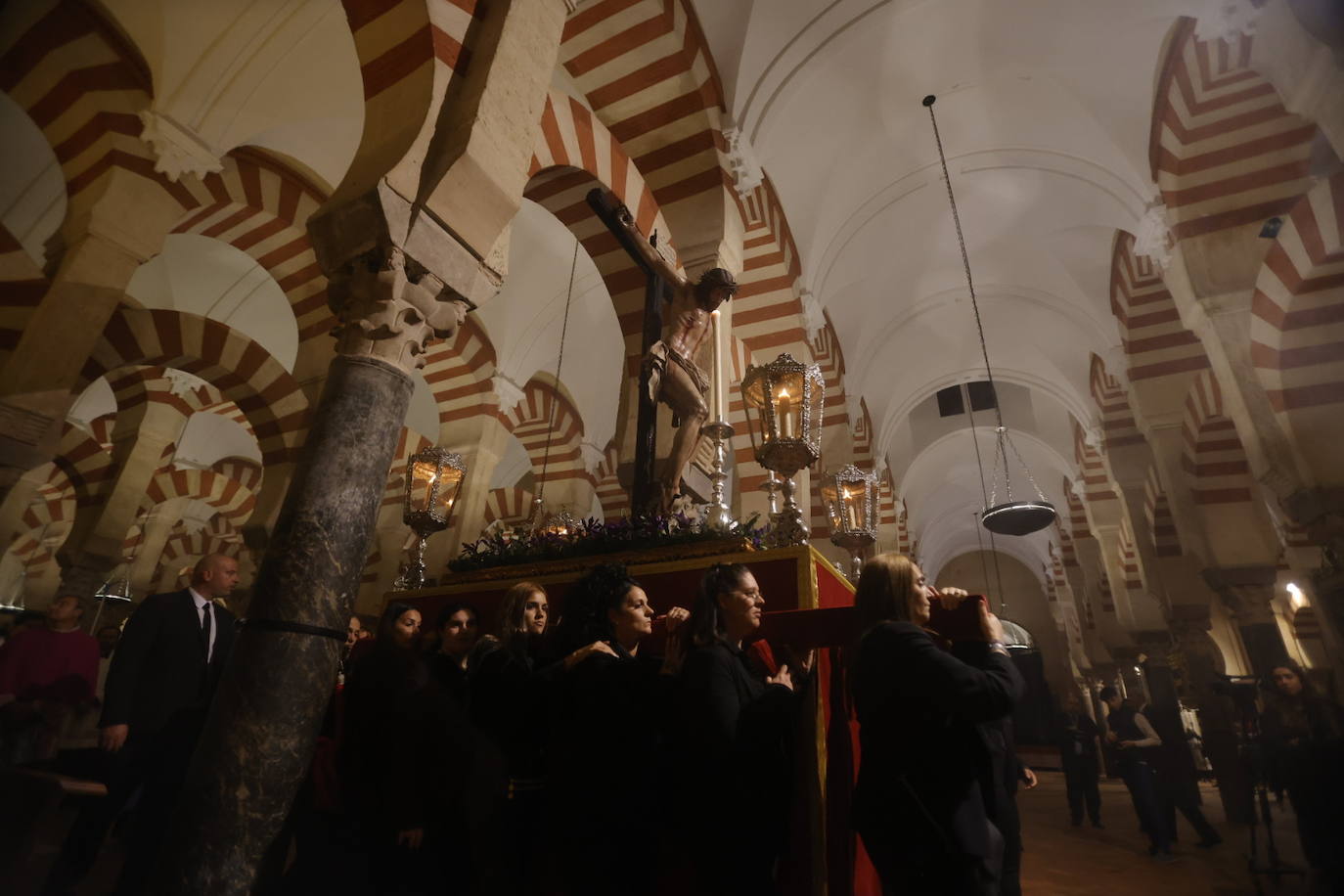 Fotos: El sobrecogedor Vía Crucis de las hermandades en torno al Cristo de la Piedad de Córdoba