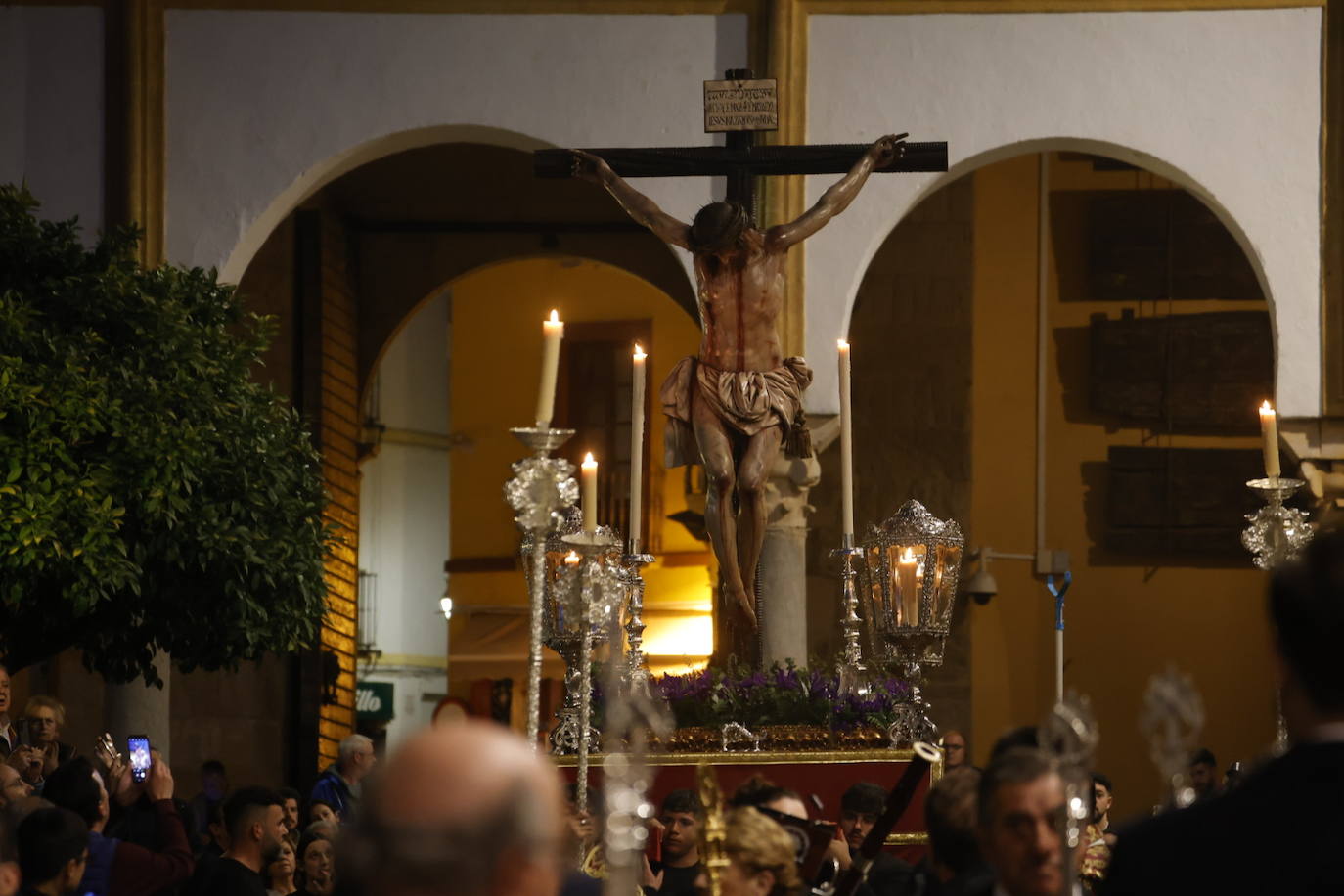 Fotos: El sobrecogedor Vía Crucis de las hermandades en torno al Cristo de la Piedad de Córdoba