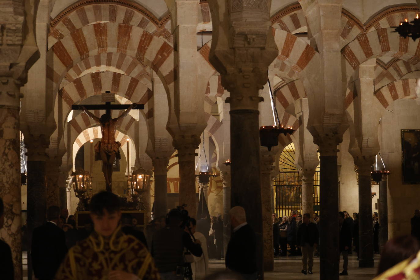 Fotos: El sobrecogedor Vía Crucis de las hermandades en torno al Cristo de la Piedad de Córdoba