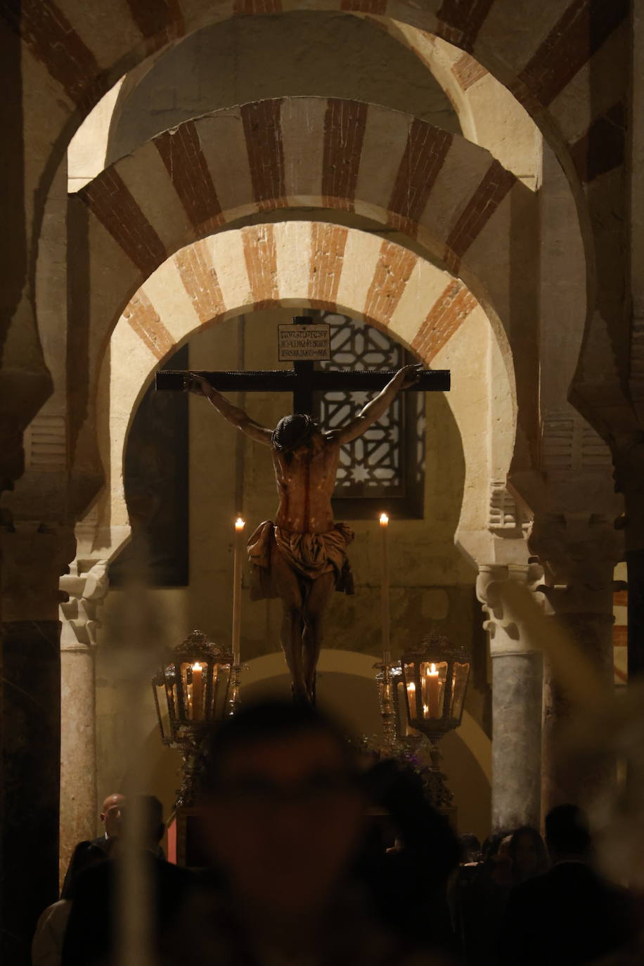 Fotos: El sobrecogedor Vía Crucis de las hermandades en torno al Cristo de la Piedad de Córdoba