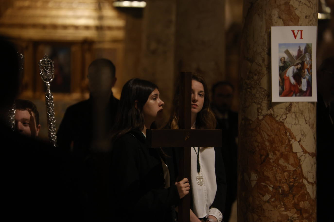 Fotos: El sobrecogedor Vía Crucis de las hermandades en torno al Cristo de la Piedad de Córdoba