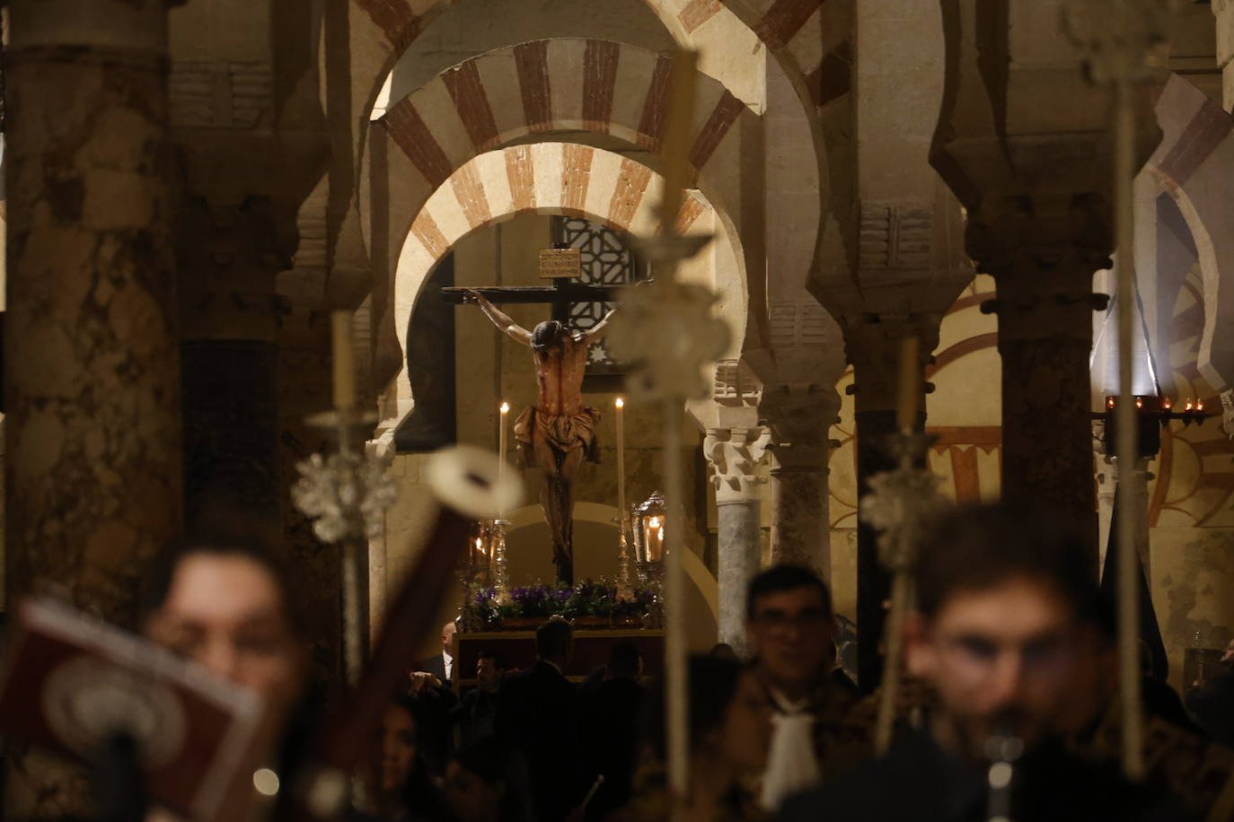 Fotos: El sobrecogedor Vía Crucis de las hermandades en torno al Cristo de la Piedad de Córdoba