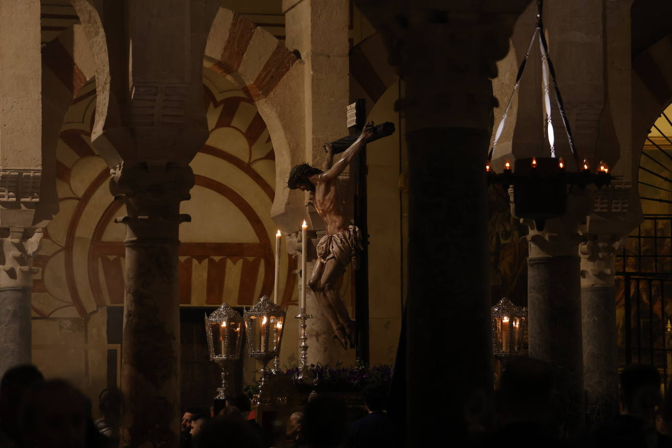 Fotos: El sobrecogedor Vía Crucis de las hermandades en torno al Cristo de la Piedad de Córdoba