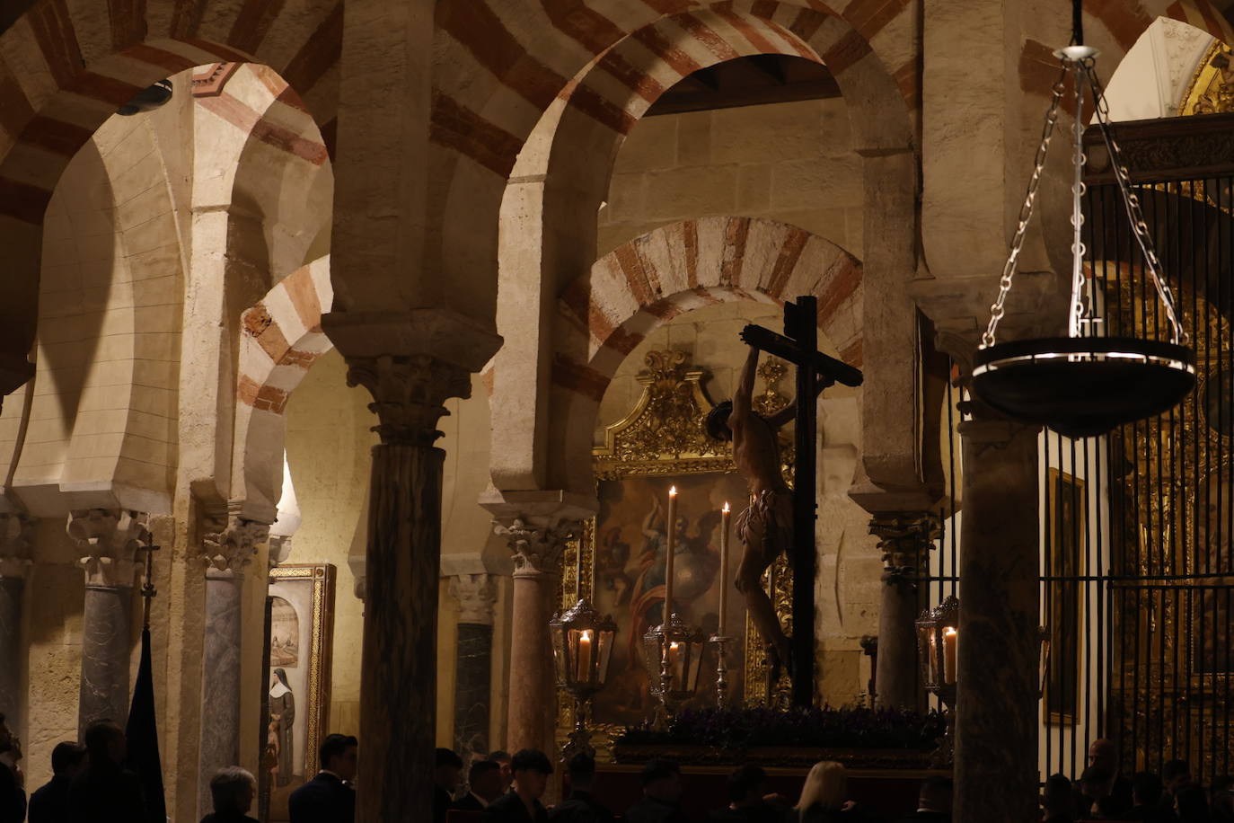 Fotos: El sobrecogedor Vía Crucis de las hermandades en torno al Cristo de la Piedad de Córdoba