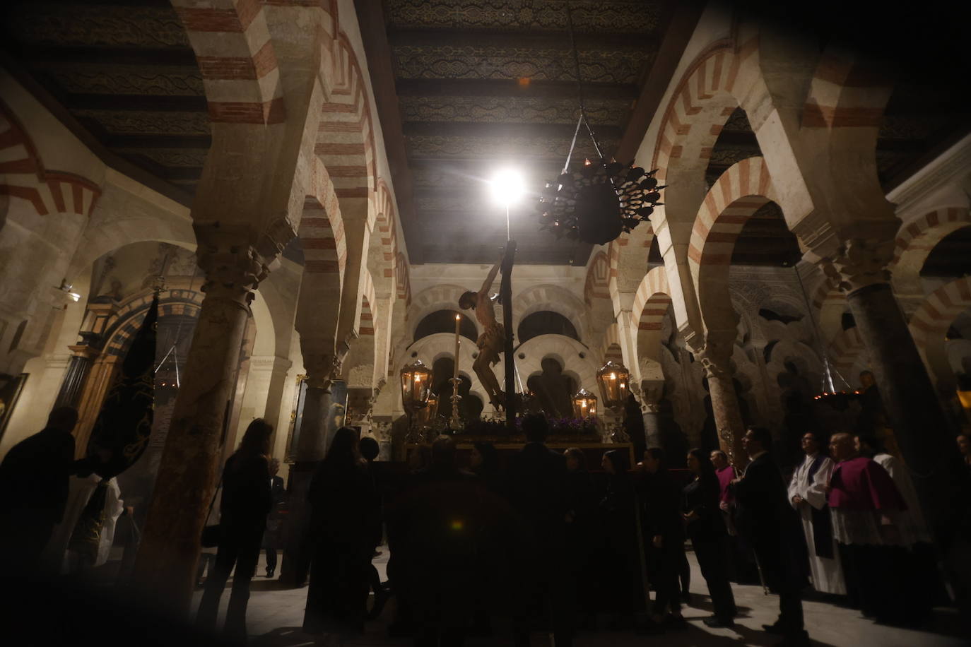 Fotos: El sobrecogedor Vía Crucis de las hermandades en torno al Cristo de la Piedad de Córdoba