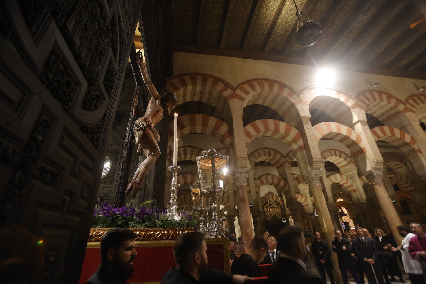 Fotos: El sobrecogedor Vía Crucis de las hermandades en torno al Cristo de la Piedad de Córdoba