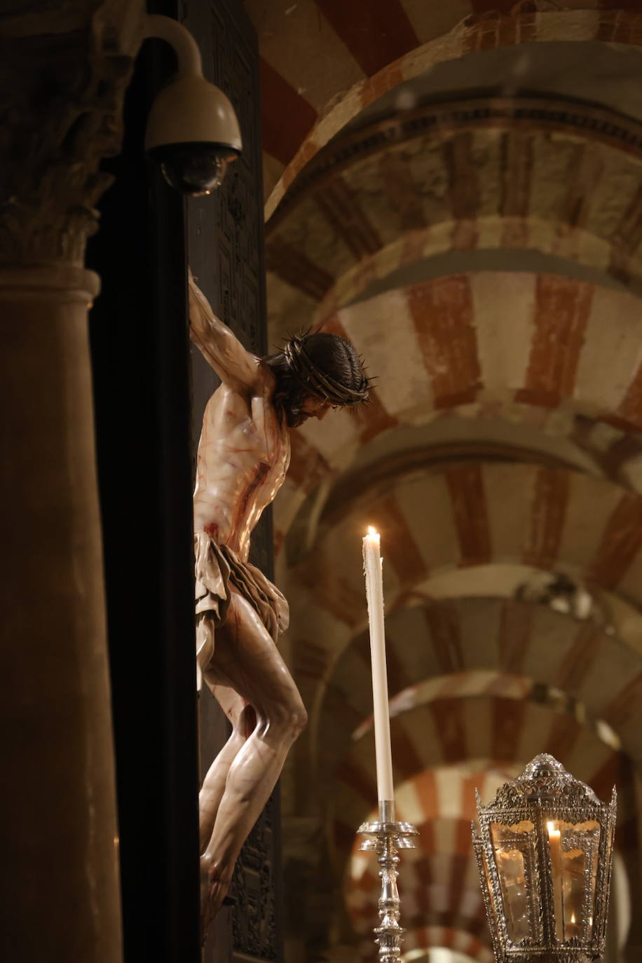 Fotos: El sobrecogedor Vía Crucis de las hermandades en torno al Cristo de la Piedad de Córdoba