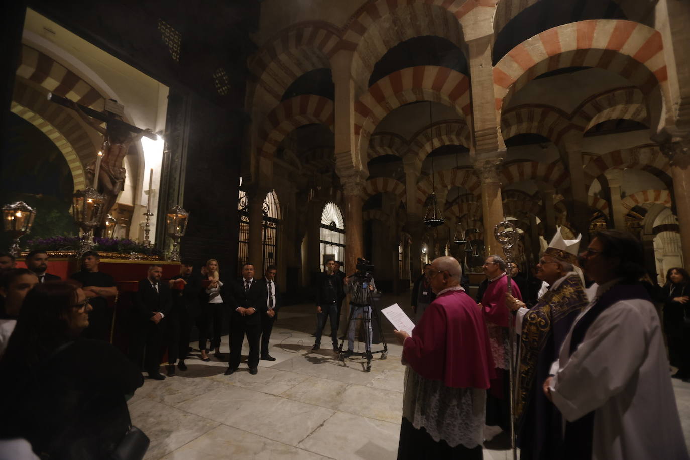 Fotos: El sobrecogedor Vía Crucis de las hermandades en torno al Cristo de la Piedad de Córdoba