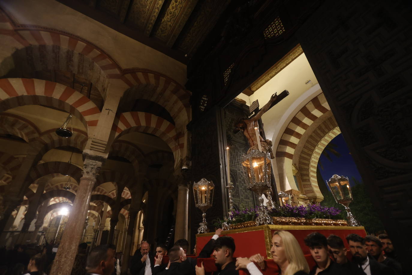 Fotos: El sobrecogedor Vía Crucis de las hermandades en torno al Cristo de la Piedad de Córdoba