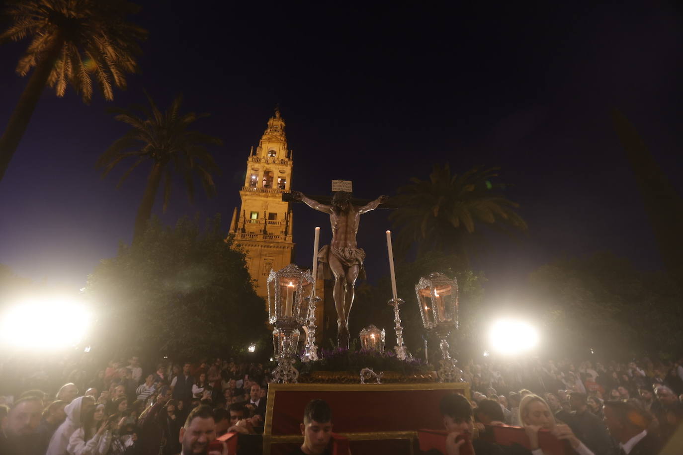 Fotos: El sobrecogedor Vía Crucis de las hermandades en torno al Cristo de la Piedad de Córdoba