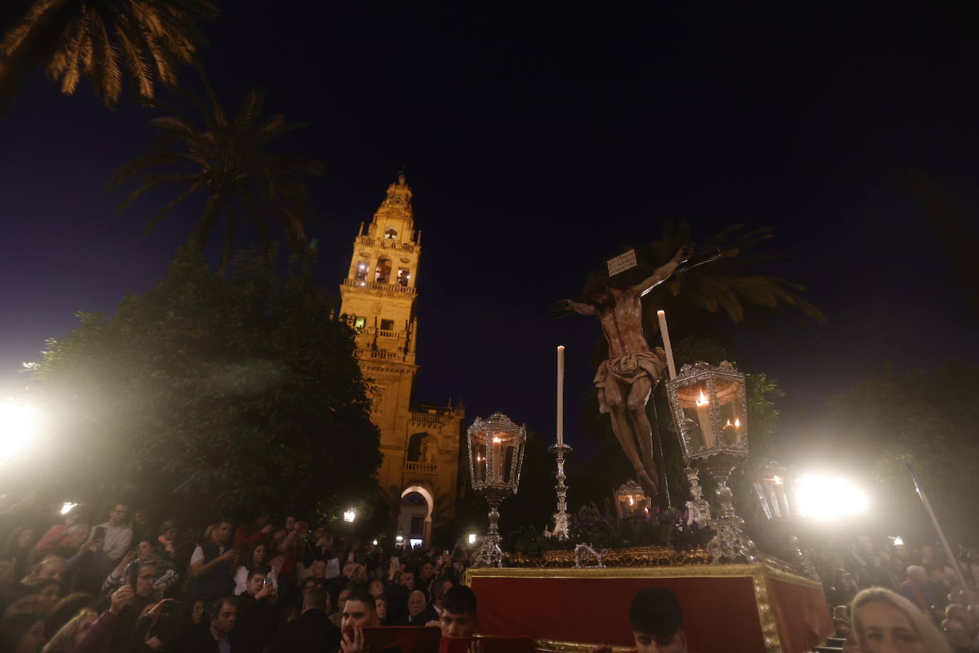 Fotos: El sobrecogedor Vía Crucis de las hermandades en torno al Cristo de la Piedad de Córdoba