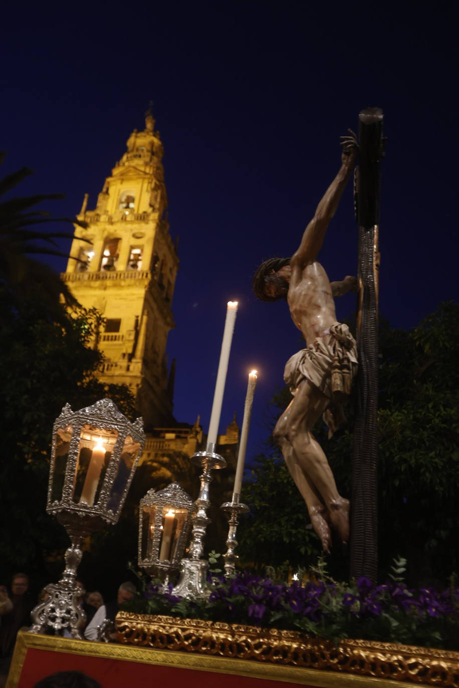 Fotos: El sobrecogedor Vía Crucis de las hermandades en torno al Cristo de la Piedad de Córdoba