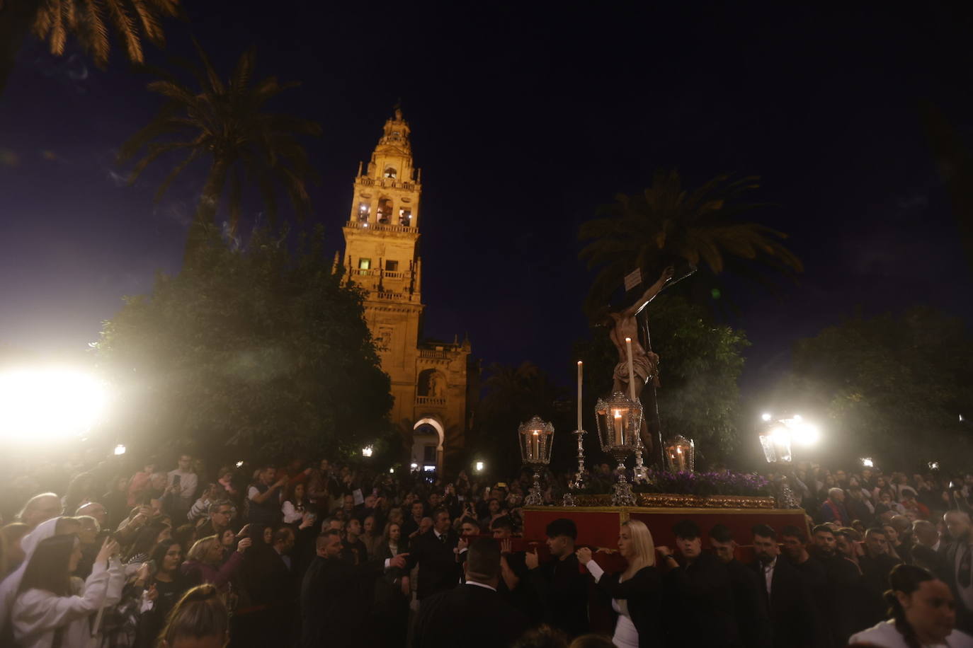 Fotos: El sobrecogedor Vía Crucis de las hermandades en torno al Cristo de la Piedad de Córdoba