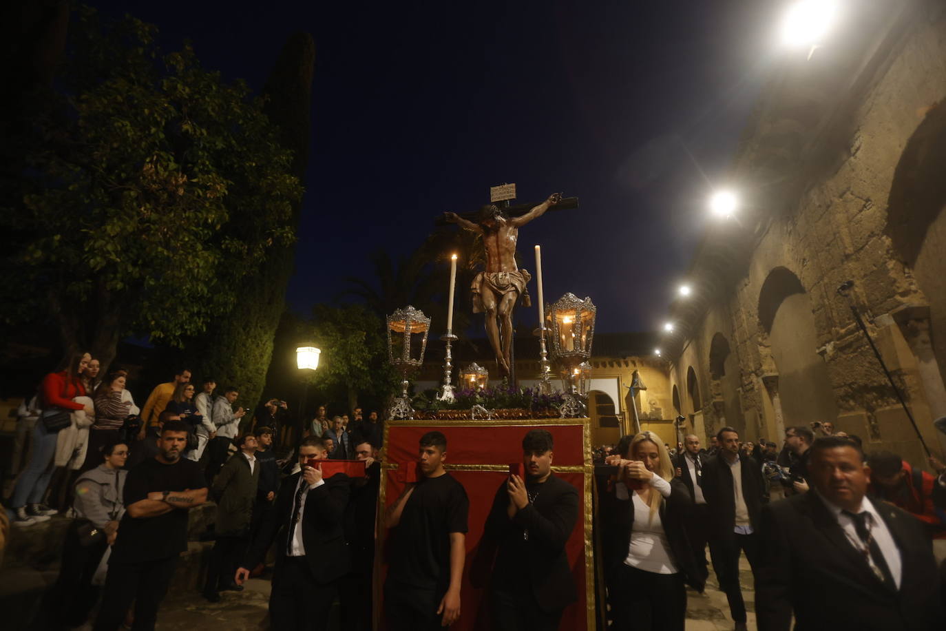 Fotos: El sobrecogedor Vía Crucis de las hermandades en torno al Cristo de la Piedad de Córdoba