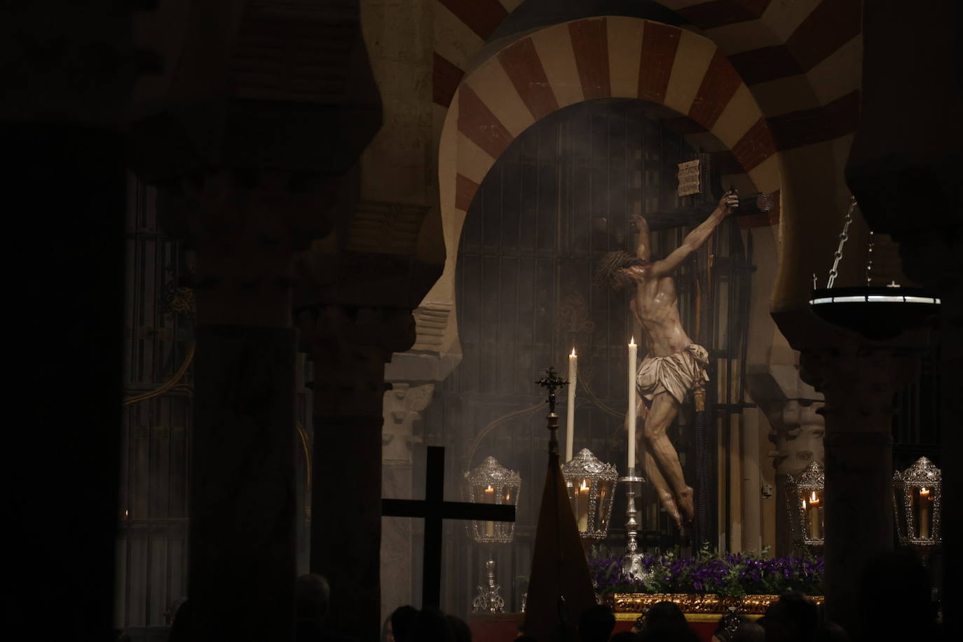 Fotos: El sobrecogedor Vía Crucis de las hermandades en torno al Cristo de la Piedad de Córdoba