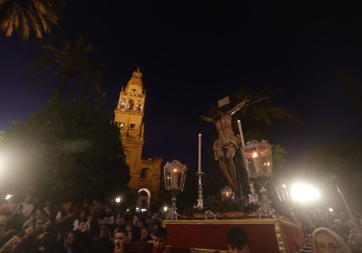 La hermosa estampa del Cristo de la Piedad, en el Patio de los Naranjos, a su llegada a la Catedral para el Vía Crucis