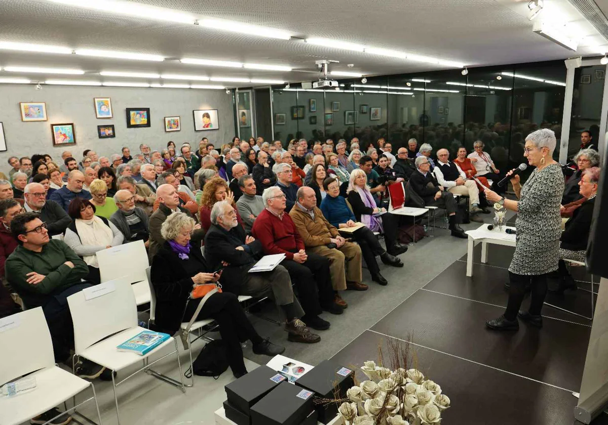 Unos 150 miembros del Centro de Estudios Comarcal del Baix Llobregat ha asistido a la presentación de un libro de cuentos ilustrados con el que arrancan las celebraciones del 50 aniversario de la asociación