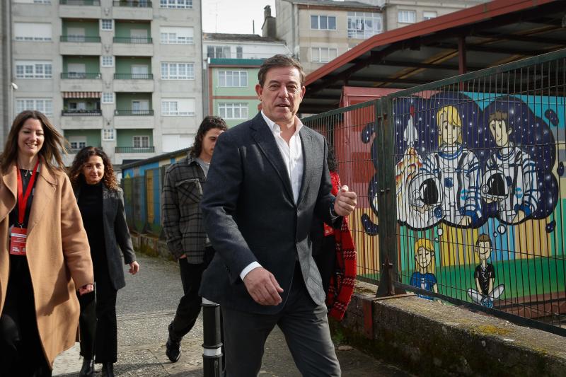 Besteiro, a su llegada a ejercer su derecho a voto, en el CEIP Rosalía de Castro