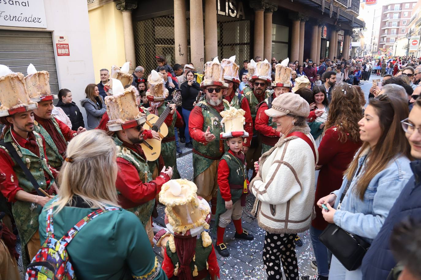 Fotos: la Cabalgata del Carnaval llena de exuberancia las calles de Córdoba