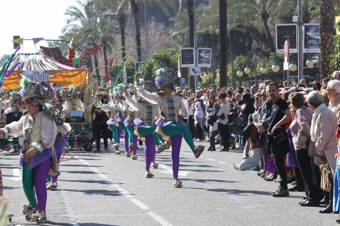 Fotos: la Cabalgata del Carnaval llena de exuberancia las calles de Córdoba