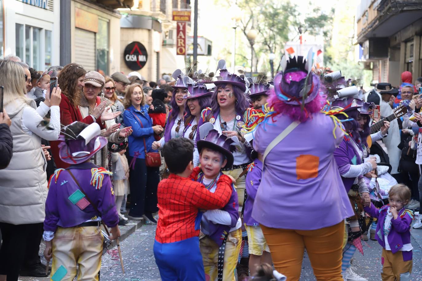 Fotos: la Cabalgata del Carnaval llena de exuberancia las calles de Córdoba