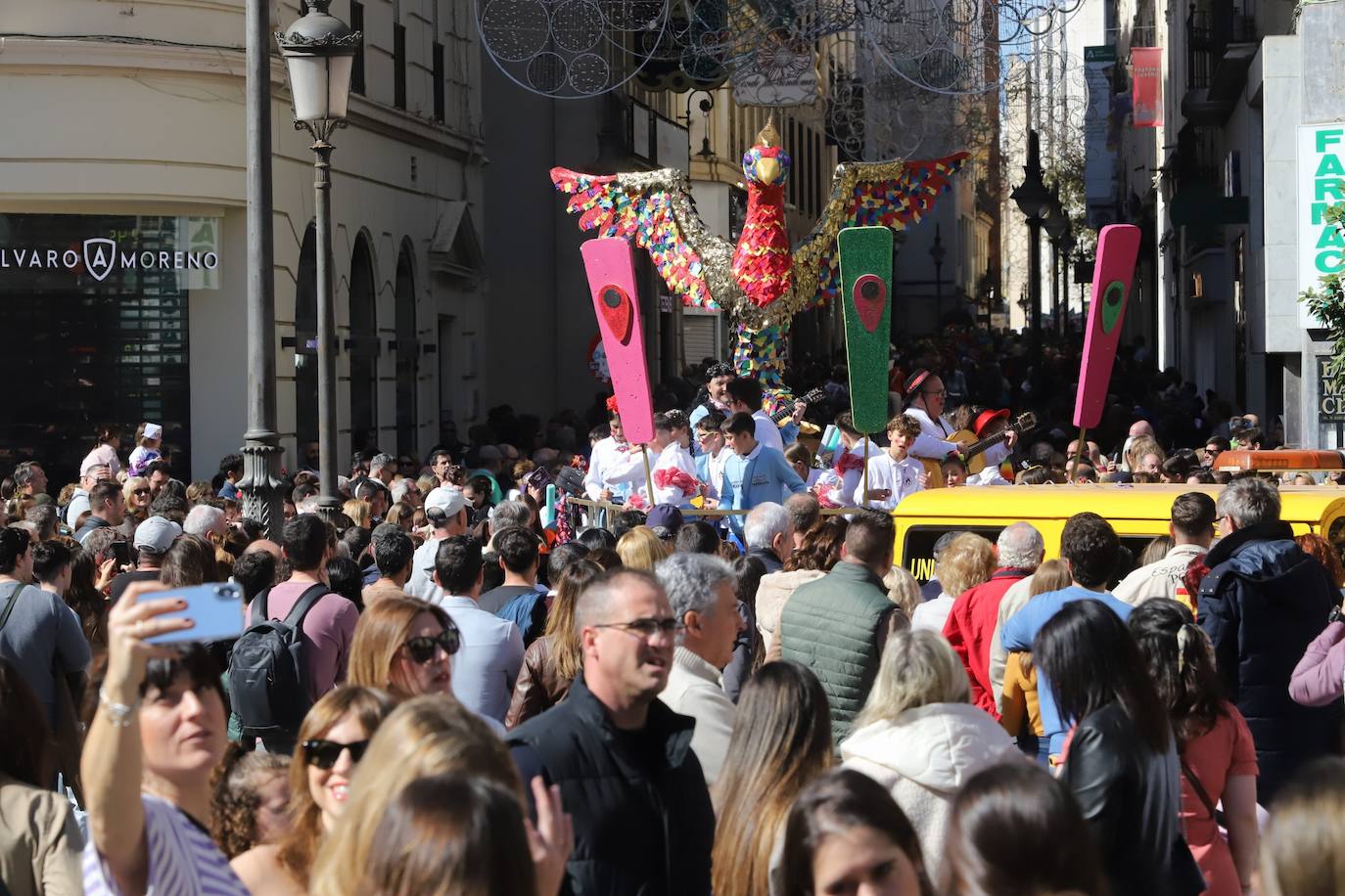 Fotos: la Cabalgata del Carnaval llena de exuberancia las calles de Córdoba