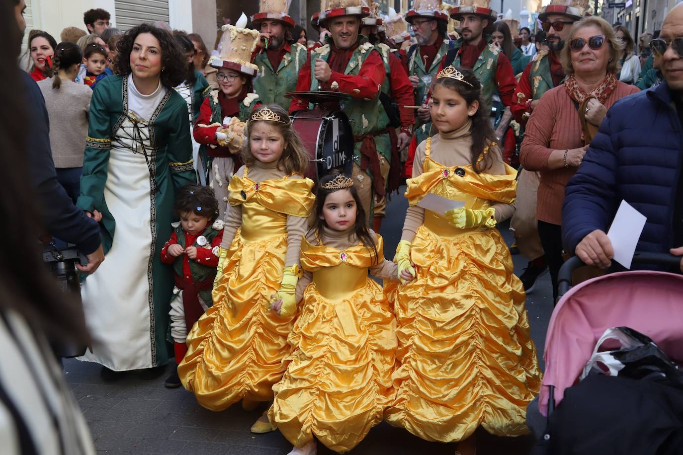 Fotos: la Cabalgata del Carnaval llena de exuberancia las calles de Córdoba